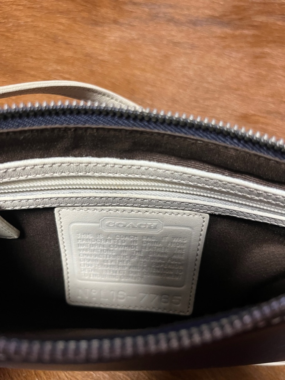 Vintage Coach Navy and Cream Leather Shoulder Bag - Picture 3 of 3